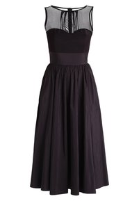 Abito nero senza maniche con un corpo in rete trasparente, vita definita e gonna fluente. Presenta uno scollo a chiave e dettagli plissettati.