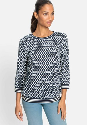 Donkerblauwe pullover met crème geometrisch patroon, ronde halslijn, driekwartmouwen en gestreepte manchetten en zoom. Zachte stofstructuur.