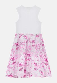 Hihaton mekko, jossa on valkoinen ribbineulosyläosa ja vaaleanpunainen, palmukuviollinen helma, jossa on röyhelöreuna. Kevyt kangas, rento muotoilu.