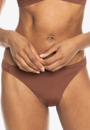 Hnědé bikini spodní s hladkým povrchem, se sklady na bocích a klasickým střihem.