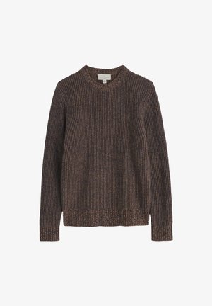 Suéter de punto marrón con cuello redondo. Las mangas largas y el acabado texturizado crean una apariencia acogedora. El dobladillo es ligeramente relajado.