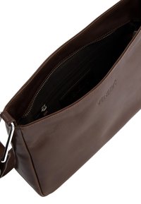 Brązowa skórzana torebka crossbody o gładkiej fakturze, z zamkiem błyskawicznym i akcentami w srebrnym odcieniu. Widoczne logo marki.