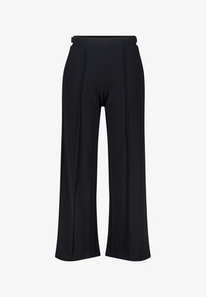 Pantalon noir à jambes larges en tissu lisse, avec une taille cintrée et des accents de coutures verticales pour un look ajusté.