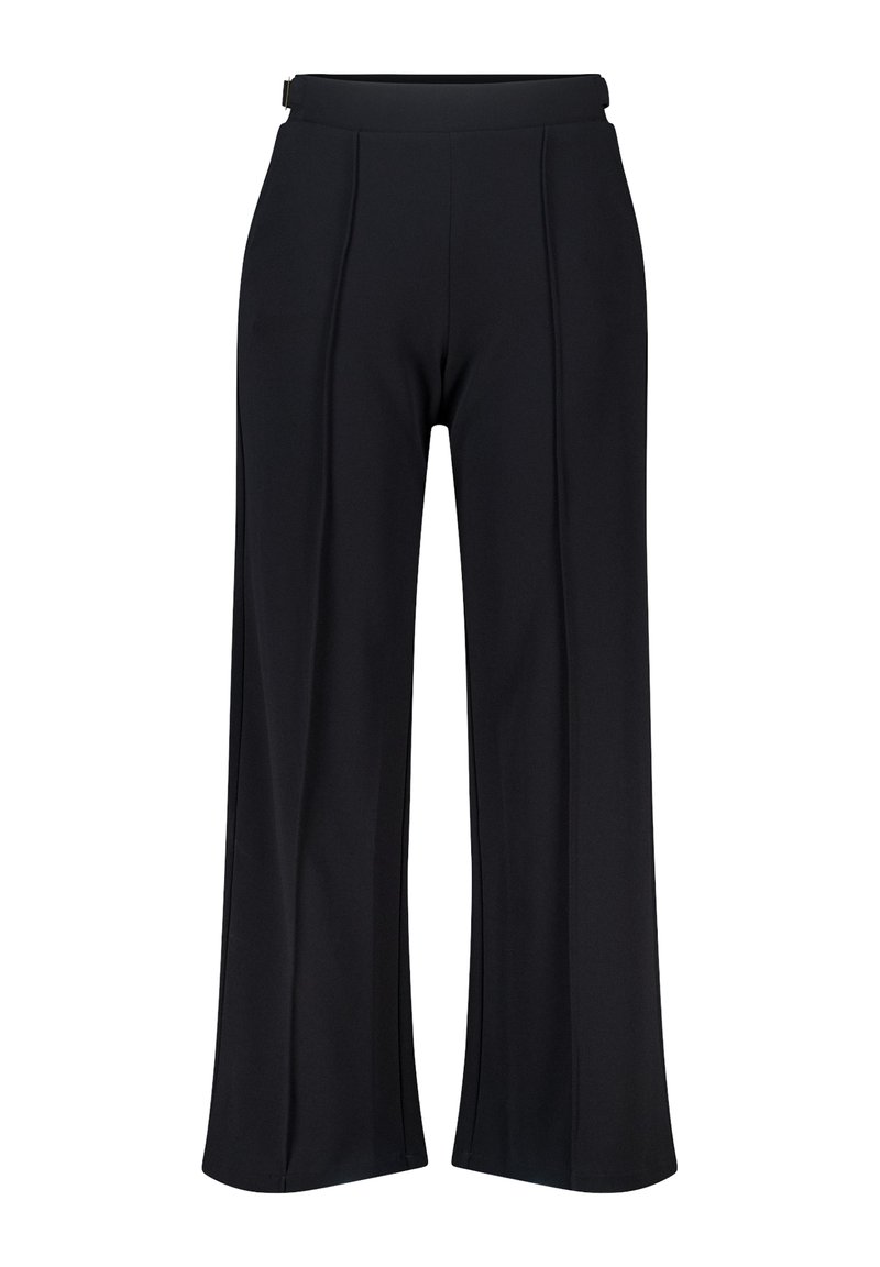 Pantalon noir à jambes larges en tissu lisse, avec une taille cintrée et des accents de coutures verticales pour un look ajusté.
