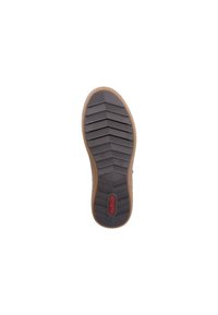 Semelle en caoutchouc noir avec un motif en chevron texturé, présentant une bordure marron et un accent rouge dans la zone du talon.