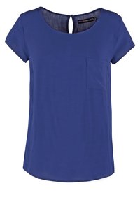 Top blu a maniche corte con scollo rotondo, dettaglio a chiave sul retro, tasca frontale e orlo dritto, realizzato in tessuto leggero.