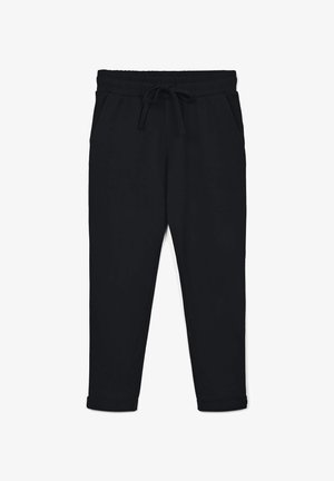 Czarne dresowe spodnie z elastycznym paskiem w talii, sznurkiem, bocznymi kieszeniami i zwężanymi nogawkami, wykonane z miękkiego, gładkiego materiału.