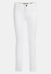 Vaqueros de mezclilla blanca con un ajuste slim, que cuentan con un cierre frontal con botón, cinco bolsillos y detalles de costura sutiles en los laterales.