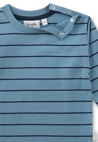 Blaues Langarm-Babshirt mit feinen, dunklen horizontalen Streifen und Druckknöpfen an der Schulterklappe für einfaches Ankleiden.
