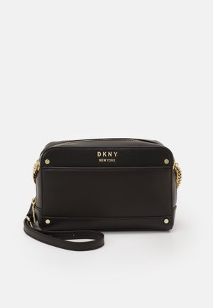 Černá syntetická crossbody taška se zlatými detaily, embosovaným logem, zipovým uzávěrem, nastavitelným popruhem a čtvercovým tvarem.