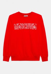 Sweat-shirt rouge à manches longues avec le texte "MOSCHINO" et deux ours en peluche tenant des panneaux "TOY" imprimés sur la poitrine.