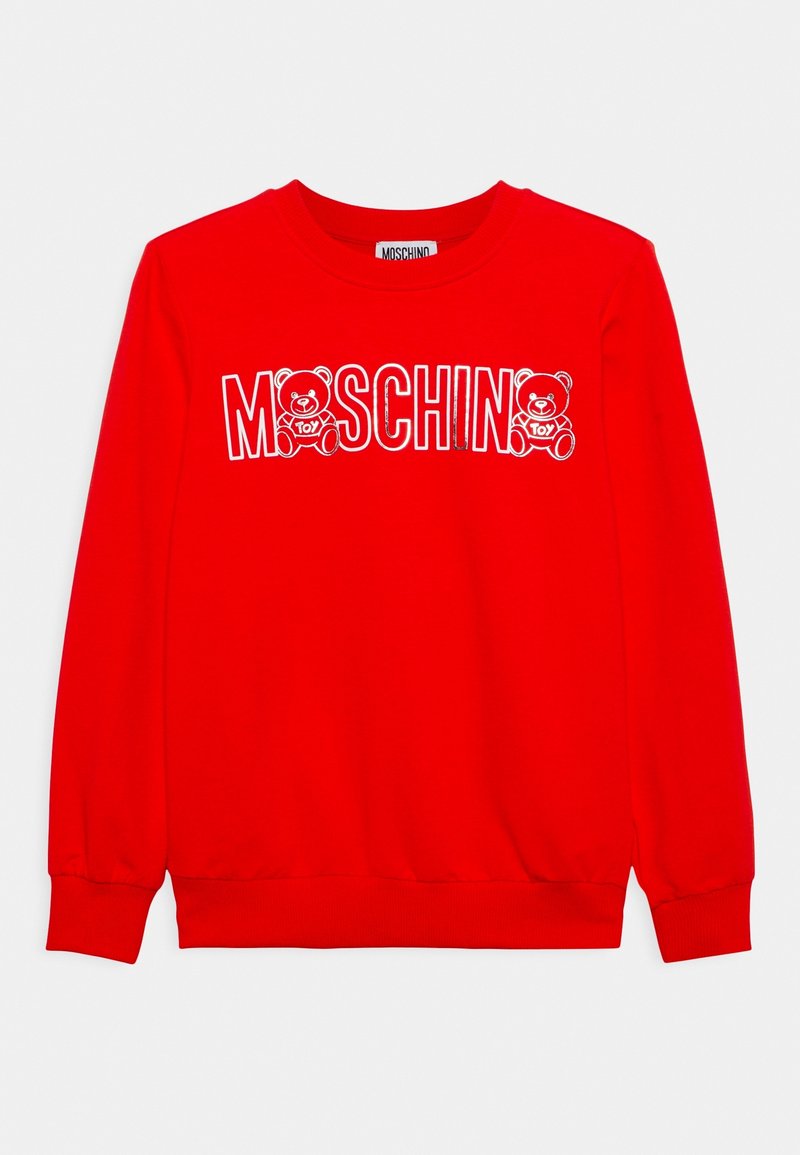 Sweat-shirt rouge à manches longues avec le texte "MOSCHINO" et deux ours en peluche tenant des panneaux "TOY" imprimés sur la poitrine.