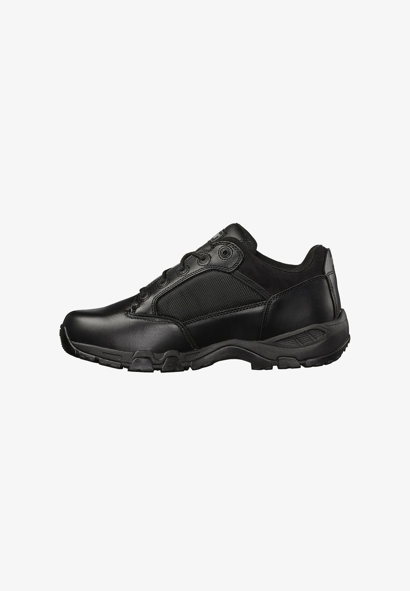 Zwarte sportschoenen met een combinatie van glad leer en gaaspanelen. Ze hebben een gestructureerde rubberen zool en een vetersluiting aan de voorkant.
