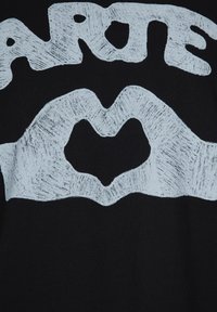 Tessuto nero con testo bianco disegnato a mano e una forma a cuore. Il design include un motivo ondulato con un aspetto testurizzato.