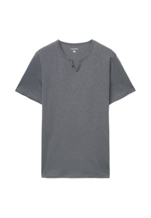 Szary T-shirt z krótkim rękawem, dekoltem w kształcie litery V i listwą na trzy guziki, wykonany z miękkiego, lekkiego materiału, o luźnym kroju.