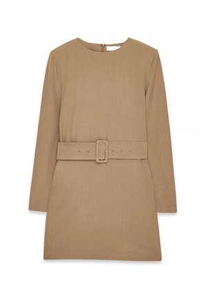 Korte mouwen, beige jurk met een ronde hals en een ceintuur in de taille. De stof heeft een soepele textuur en een minimalistisch ontwerp. Ritssluiting aan de achterkant.