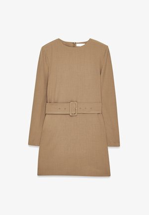 Beżowa sukienka z krótkim rękawem, okrągłym dekoltem i pasek w talii. Materiał ma gładką teksturę i minimalistyczny design. Zamek błyskawiczny z tyłu.