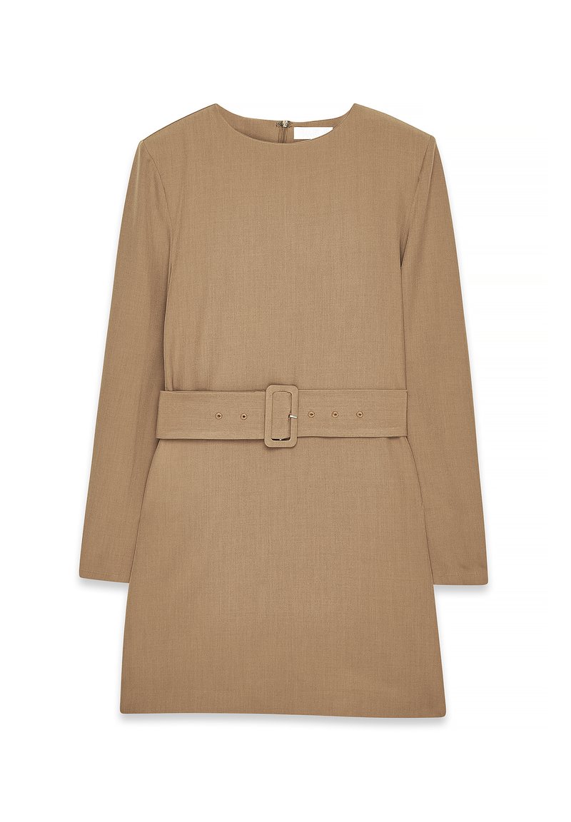 Lyhythihainen, beige mekko, jossa on pyöreä kaula-aukko ja vyötäröllä vyö. Kankaan pinta on sileä ja minimalistinen muotoilu. Vetoketjusuljenta takana.