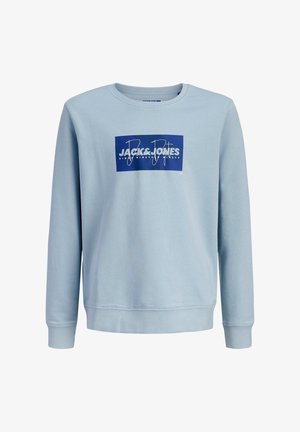 Lyseblå sweatshirt med lange ærmer, ribbede manchetter og kant; har et rektangulært mørkeblåt logo print på forsiden.