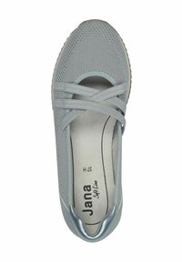 Graue Mesh-Ballerinas mit gekreuzten elastischen Riemen, abgerundeter Zehenpartie und hellfarbener Gummisohle mit subtiler Textur.