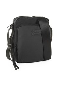 Bolso cruzado de nylon negro con cierre de cremallera, correa ajustable y logo en relieve. Presenta una textura suave y un diseño minimalista.
