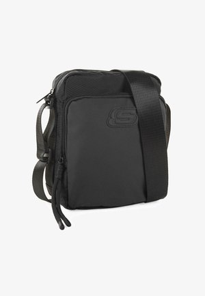 Bolso cruzado de nylon negro con cierre de cremallera, correa ajustable y logo en relieve. Presenta una textura suave y un diseño minimalista.