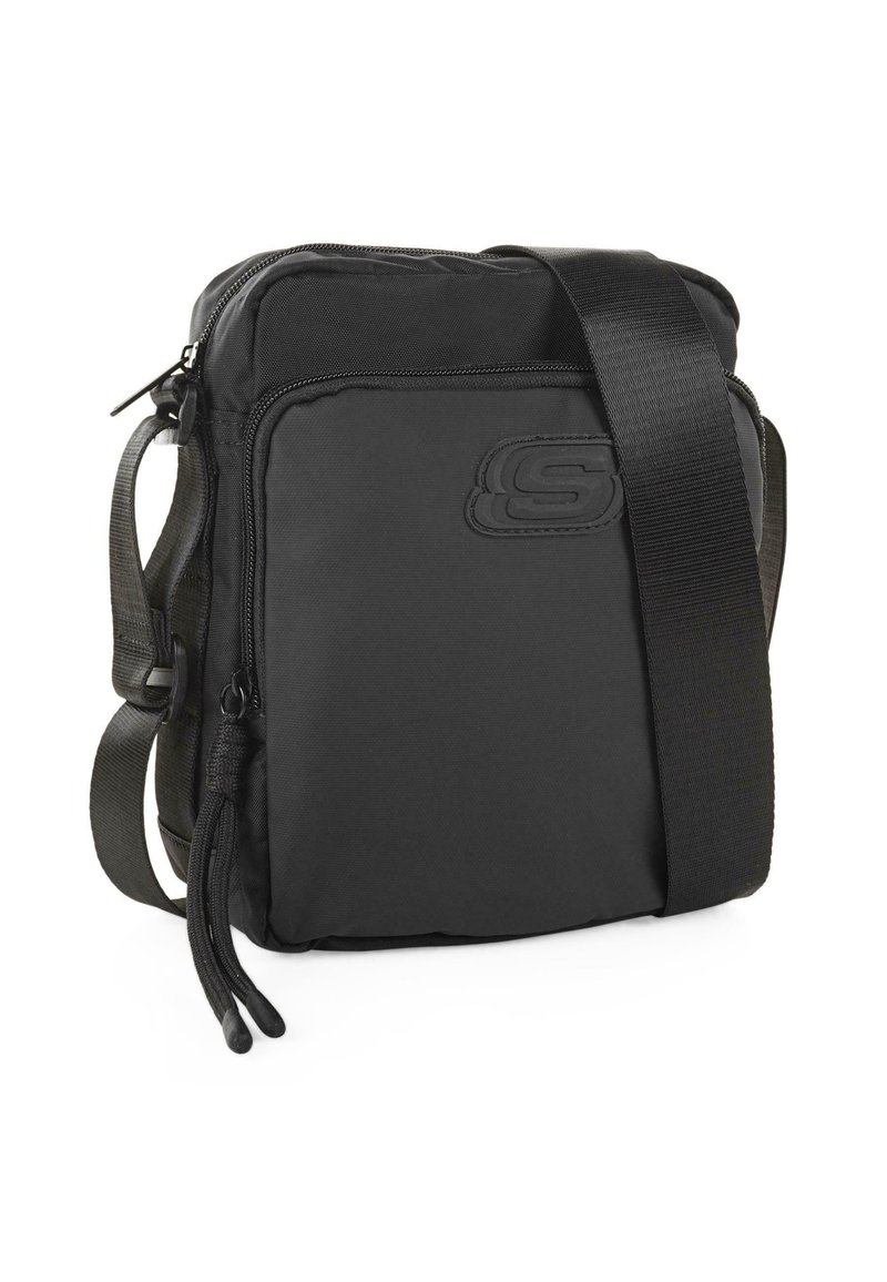 Bolso cruzado de nylon negro con cierre de cremallera, correa ajustable y logo en relieve. Presenta una textura suave y un diseño minimalista.