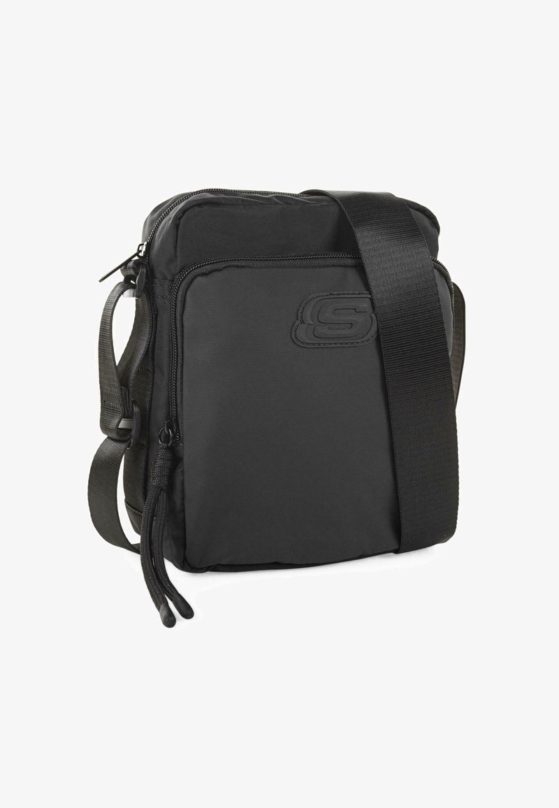 Bolso cruzado de nylon negro con cierre de cremallera, correa ajustable y logo en relieve. Presenta una textura suave y un diseño minimalista.
