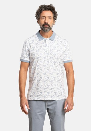 Polo de manga corta en azul claro y blanco, con un patrón floral. Diseño con cuello y puños y cuello en azul claro contrastante.