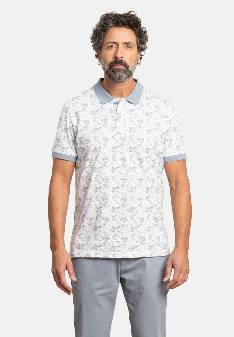 Polo de manga corta en azul claro y blanco, con un patrón floral. Diseño con cuello y puños y cuello en azul claro contrastante.