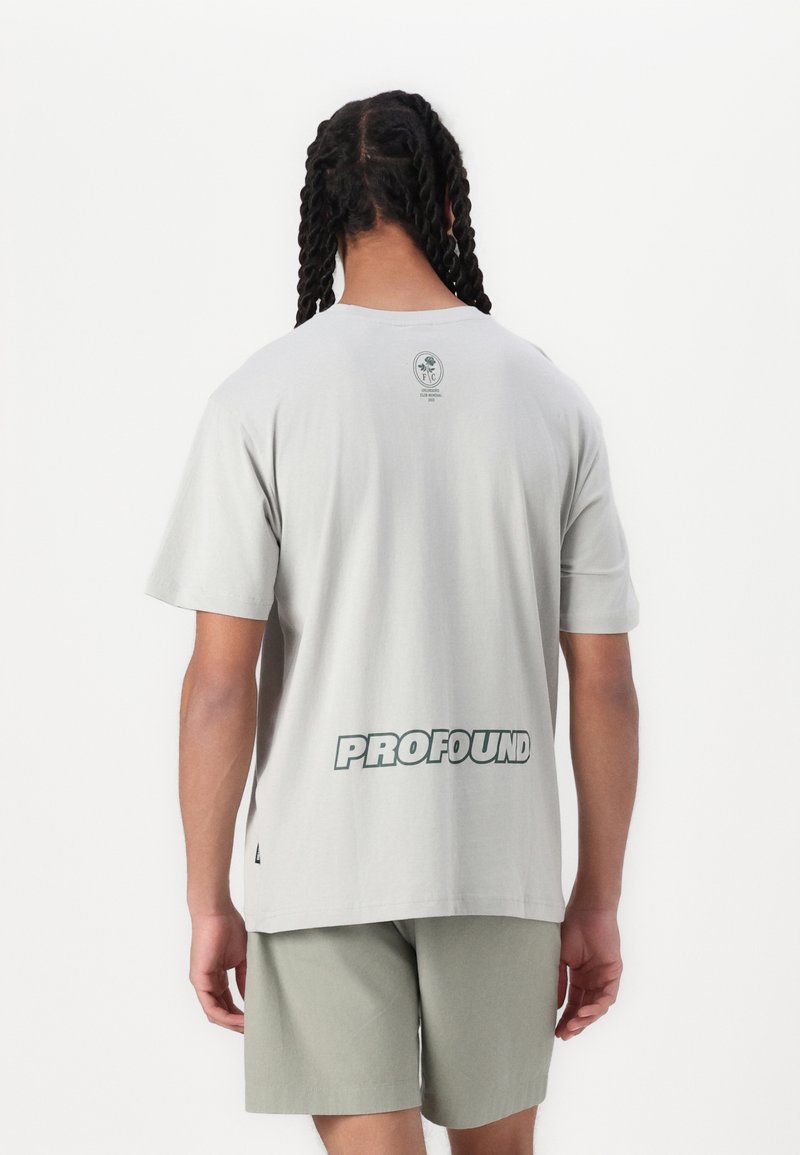 Lys grå kortærmet t-shirt med "PROFOUND" trykt i mørkegrøn på ryggen, lavet af bomuldsstof, afslappet pasform og rund halsudskæring.