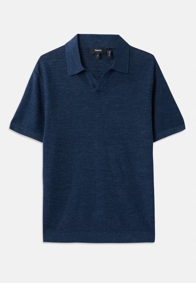 Mørkeblå polo skjorte med korte ermer, v-hals, teksturert stoff og flatt krage. Har et subtilt mønster gjennom hele.