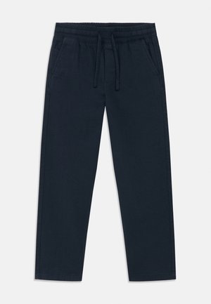 Granatowe spodnie z elastycznym pasem i sznurkiem do wiązania, dwoma bocznymi kieszeniami oraz prostymi nogawkami; wykonane z miękkiego, teksturowanego materiału.