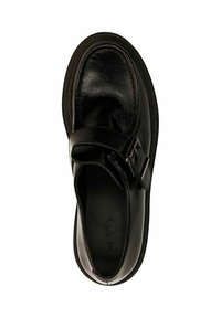 Zwarte leren schoen met een glanzende afwerking, voorzien van een gespstrap, ronde neus en een gestructureerde buitenzool. Eenvoudig en functioneel ontwerp.