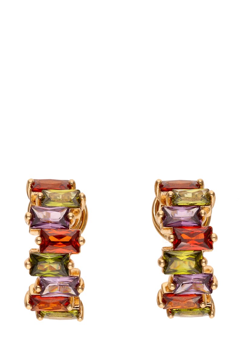 Guldtonede øreringe med en række af rektangulære flerfarvede ædelstene i røde, grønne og lilla nuancer med facetterede overflader.