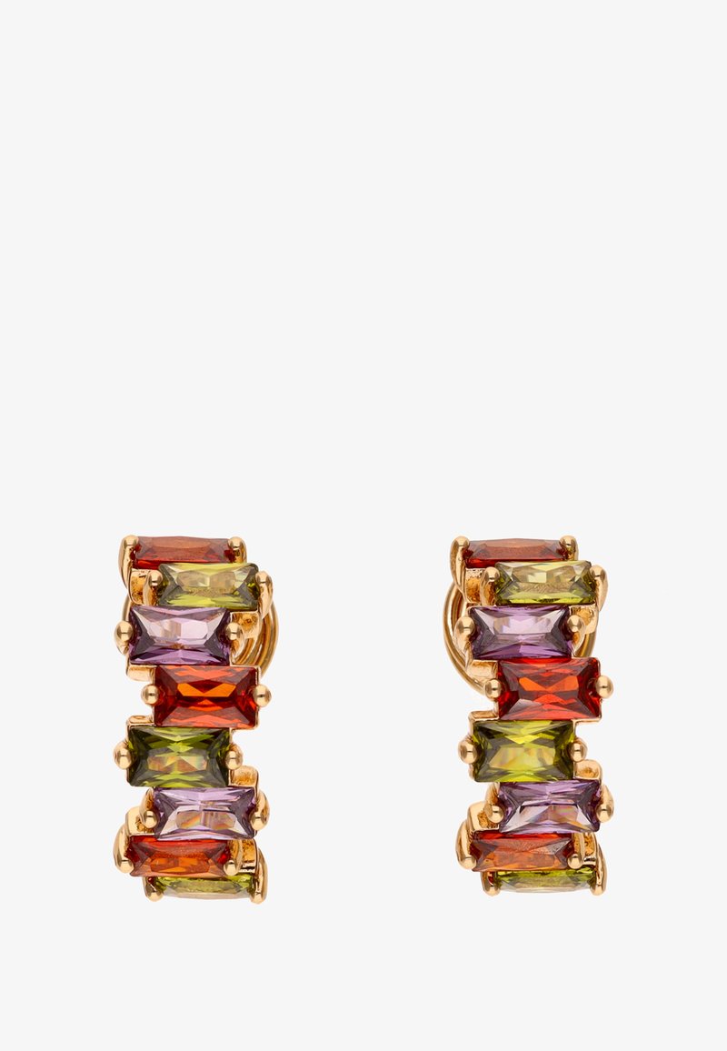 Złote kolczyki z rzędem prostokątnych, wielokolorowych kamieni szlachetnych w odcieniach czerwieni, zieleni i fioletu z fasetowanymi powierzchniami.