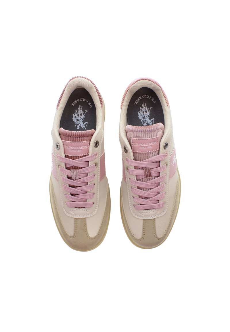 Ein Paar beigefarbene und rosafarbene U.S. Polo Assn. Sneakers mit Schnürsenkeln, geripptem Zunge und Logo auf der Innensohle und der Seite, von oben auf weißem Hintergrund betrachtet.