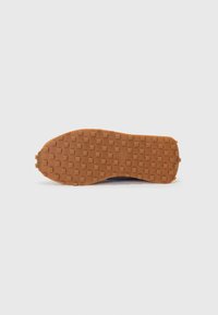 Sola de sapato de borracha castanha com uma superfície texturizada, apresentando padrões quadrados e retangulares para tração, contornada por um material superior azul.