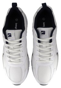 Weiße Sportschuhe mit Mesh-Einsätzen, Schnürung an der Vorderseite und einem marineblauen Akzent am Kragen. Größe 43 im Inneren des Schuhs markiert.