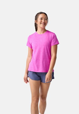 Helles pinkes, kurzärmliges Sport-T-Shirt mit dezenter Textur, kombiniert mit dunkelblauen Shorts. Geeignet für den Sport oder legere Freizeitkleidung.