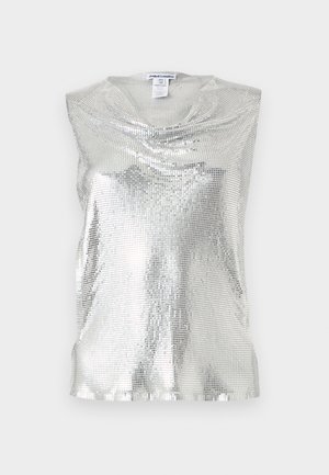 Αμάνικη ασημένια μπλούζα με παγιέτες και ντραπέ λαιμόκοψη, που αντανακλά το φως σε μια απλή φόντο.
