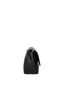 Borsa in pelle nera con design trapuntato, tracolla in catena argentata e forma strutturata. Presenta una texture liscia e nessuna ferramenta visibile.