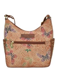 Tan handtas met bloem- en vlinderpatronen, voorzien van een ritszak, bruine leren accenten en details in goudkleurig metaal.