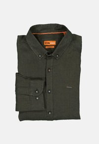 Dunkelgrünes Langarmshirt aus gewebtem Stoff, mit button-down Kragen, vorderen Knöpfen und einem aufgerollten Ärmel mit einem Logo- Akzent.