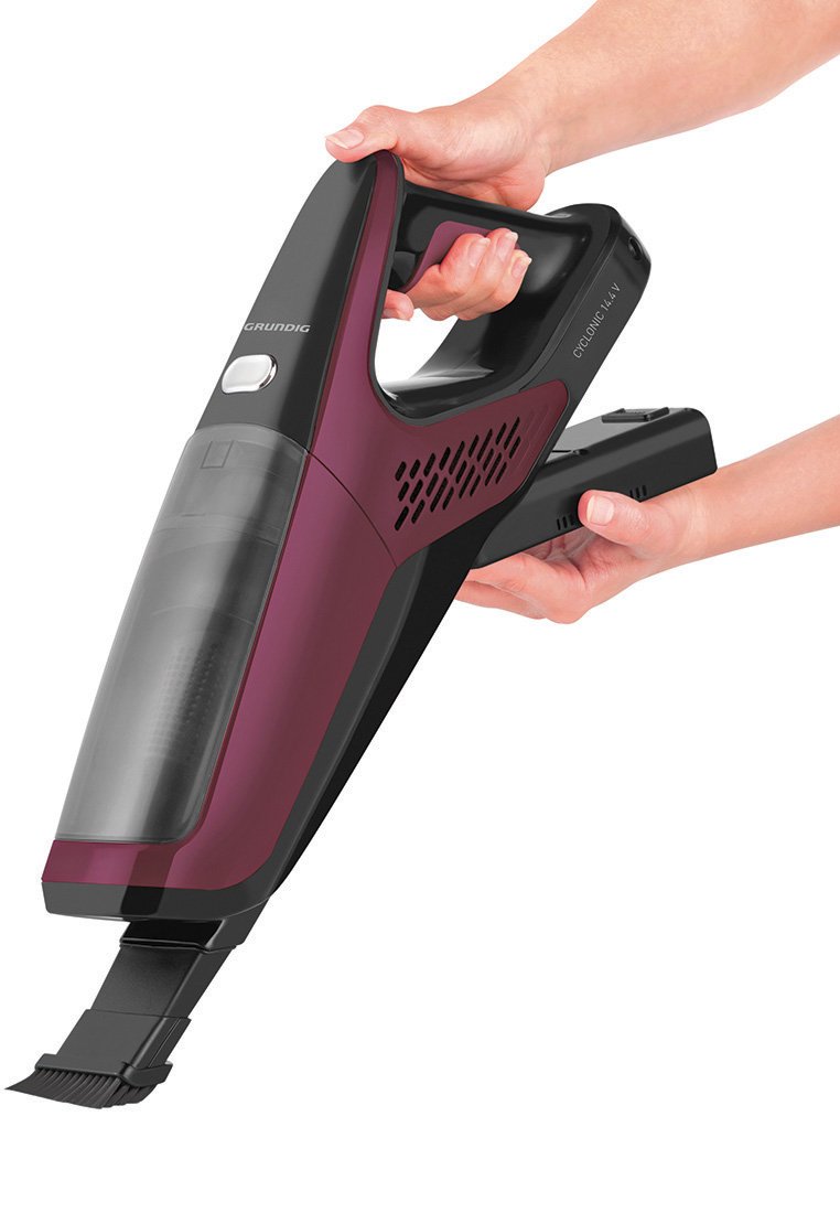 Aspirateur à main sans fil en noir et bordeaux, avec un conteneur à poussière transparent, une prise texturée et un accessoire brosse détachable.