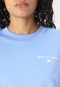 New Balance REIMAGINED OVERSIZED - Μπλουζάκι με στάμπα - electric sky