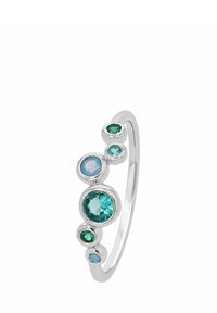 Anillo de plata con varias piedras preciosas redondas en tonos verdes y azules, dispuestas en un patrón graduado a lo largo de la banda. Textura suave.
