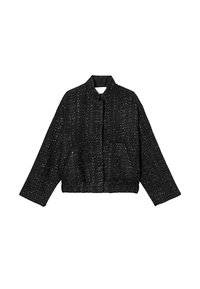 Veste courte noire avec un tissu texturé, un col montant, des manches longues et une poche avant avec un détail d'ourlet élastique.