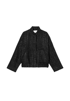 Veste courte noire avec un tissu texturé, un col montant, des manches longues et une poche avant avec un détail d'ourlet élastique.