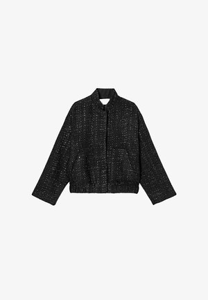 Veste courte noire avec un tissu texturé, un col montant, des manches longues et une poche avant avec un détail d'ourlet élastique.